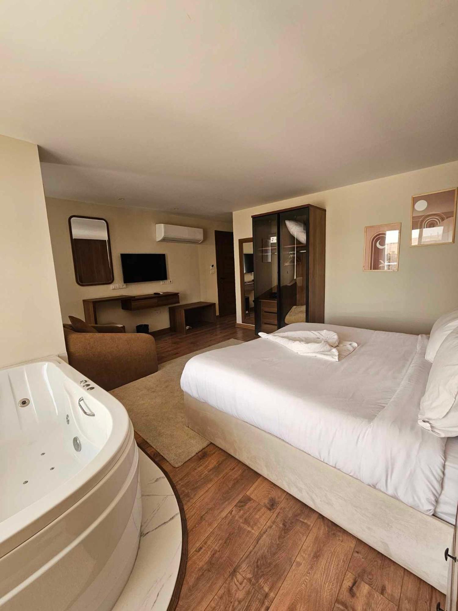 The Home Boutique Hotel Pyramids Inn Kafrat al Jabal Bagian luar foto