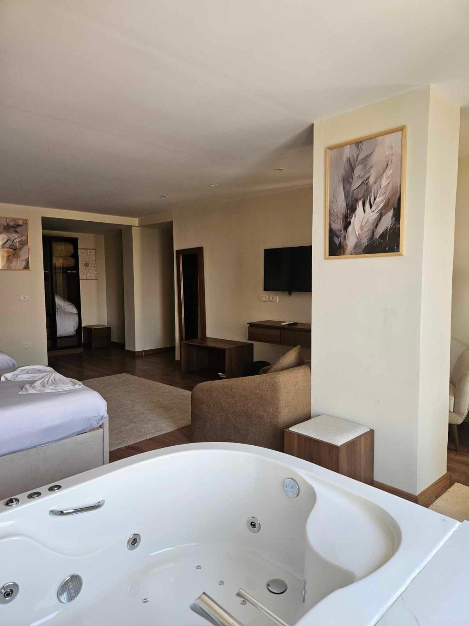 The Home Boutique Hotel Pyramids Inn Kafrat al Jabal Bagian luar foto
